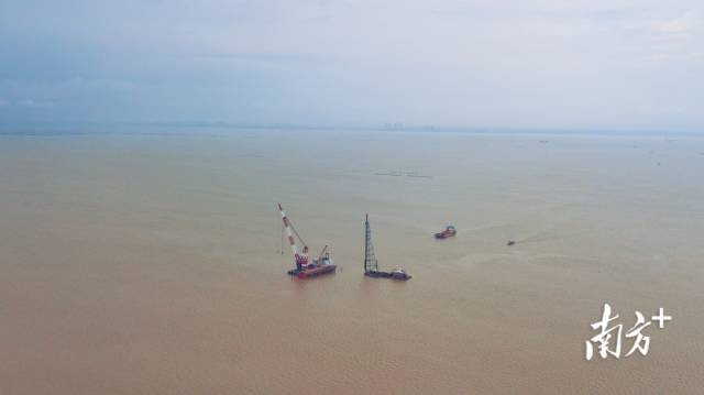 2020年6月6日，在江門臺山一側(cè)的黃茅海海域，黃茅海跨海通道打下工程先行施工標段的第一根鋼管樁，正式拉開項目建設(shè)序幕，比原計劃時間提前半年。