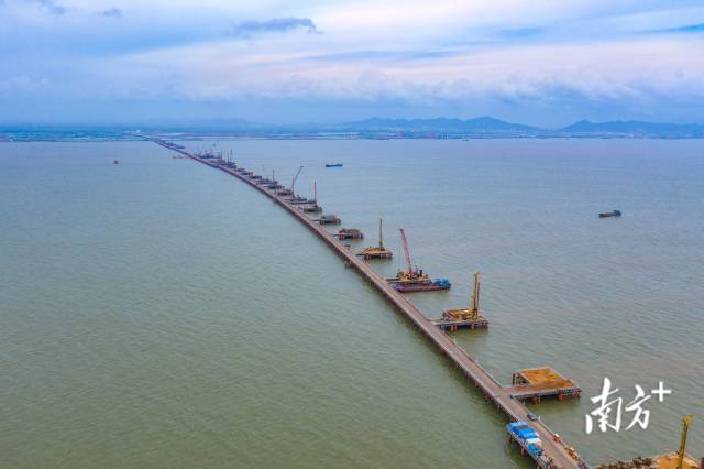 2021年6月29日，黃茅海跨海通道項目控制性工程黃茅海大橋和高欄港大橋5個主塔的164根樁基全部澆筑完成，標志著兩座主橋施工從水下樁基施工轉(zhuǎn)入水上主塔承臺施工新階段。 2021年6月29日，黃茅海跨海通道項目控制性工程黃茅海大橋和高欄港大橋5個主塔的164根樁基全部澆筑完成，標志著兩座主橋施工從水下樁基施工轉(zhuǎn)入水上主塔承臺施工新階段。