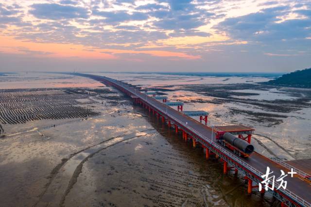 2020年9月20日，黃茅海跨海通道海上施工鋼棧橋完成建設(shè)。 2020年9月20日，黃茅海跨海通道海上施工鋼棧橋完成建設(shè)。