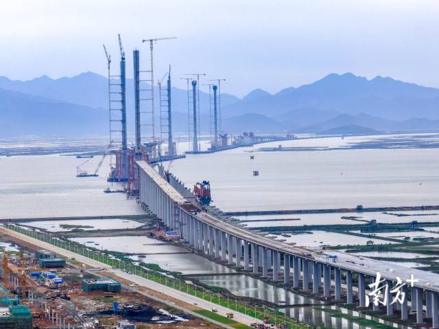 2023年4月18日，黃茅海跨海通道項目最后一座主塔——黃茅海大橋中塔順利封頂。至此，5座“小蠻腰”主塔全部封頂，標志著項目建設(shè)進入全新階段。