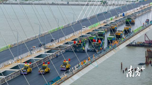 黃茅海跨海通道項目正在進行鋼橋面瀝青攤鋪。 黃茅海跨海通道項目正在進行鋼橋面瀝青攤鋪。