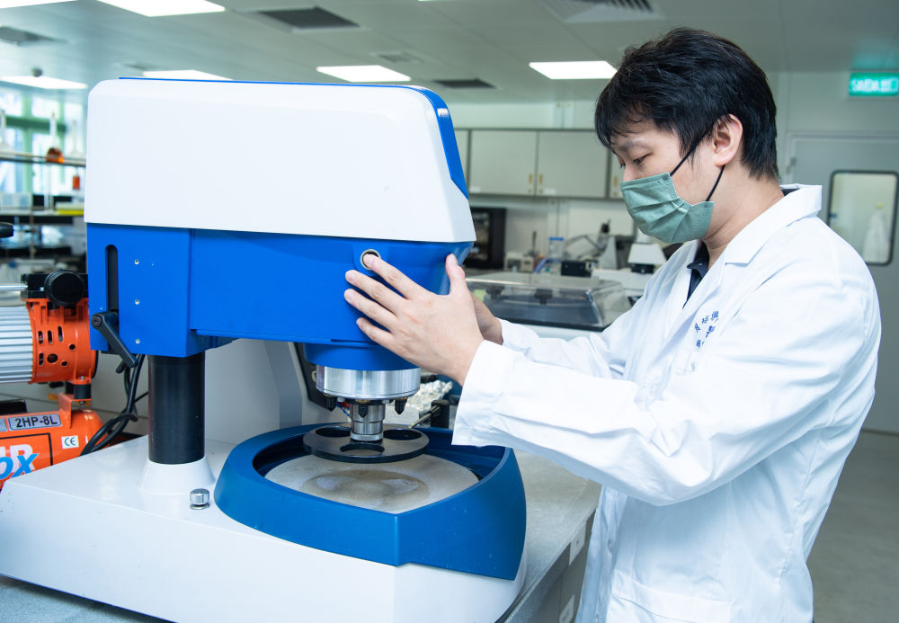 2022年10月6日,澳門科技大學(xué)月球與行星科學(xué)國(guó)家重點(diǎn)實(shí)驗(yàn)室助理教授鄧志培在實(shí)驗(yàn)室內(nèi)工作。 2022年10月6日,澳門科技大學(xué)月球與行星科學(xué)國(guó)家重點(diǎn)實(shí)驗(yàn)室助理教授鄧志培在實(shí)驗(yàn)室內(nèi)工作。