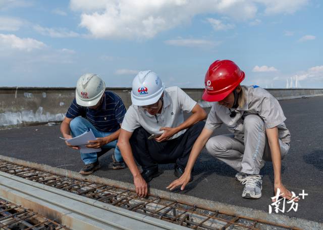 9月27日，黃茅海跨海通道上，馬倩倩正在陪同業(yè)主驗(yàn)收伸縮縫。