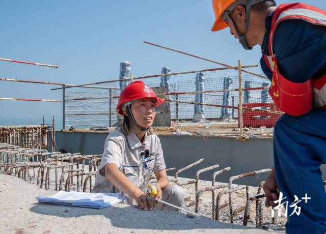 9月27日，黃茅海跨海通道上，馬倩倩正在檢查伸縮縫施工進(jìn)度。