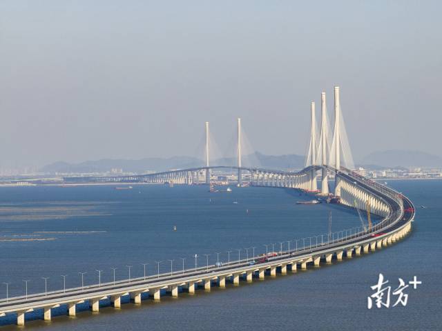黃茅海跨海通道起于珠海高欄港經(jīng)濟(jì)區(qū)，橫跨黃茅海水域，終至江門(mén)臺(tái)山市，全長(zhǎng)約31公里，其中跨海段約14公里。