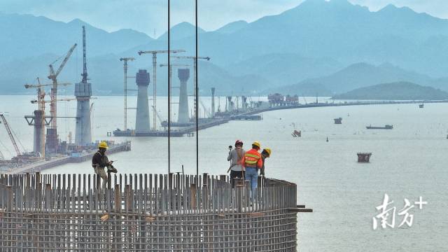 2022年10月20日，黃茅?？绾Ｍǖ揽刂菩怨?jié)點——黃茅海大橋和高欄港大橋兩座主橋的5座主塔正在“節(jié)節(jié)攀升”。  