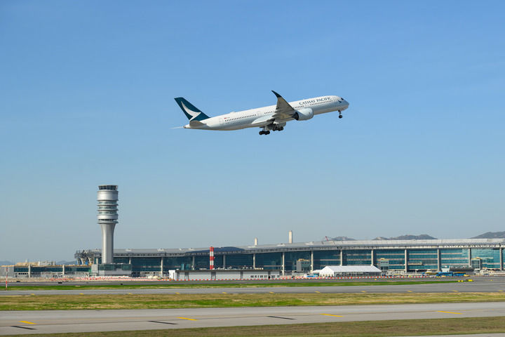 香港國際機場三跑道系統(tǒng)正式啟用后，一架飛機從中跑道起飛（2024年11月28日攝）。新華社發(fā)