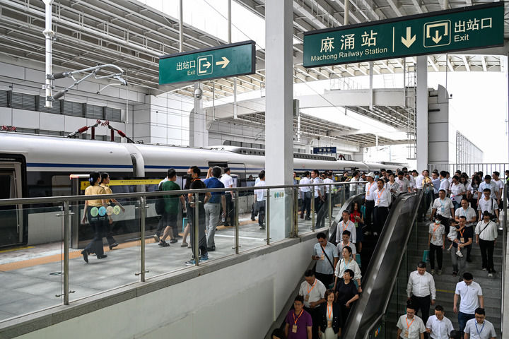 首趟運行的佛莞城際鐵路列車?？繓|莞麻涌站（2024年5月26日攝）。廣佛南環、佛莞城際鐵路與佛肇城際、莞惠城際相連，形成全長258公里的粵港澳大灣區最長的城際鐵路。新華社記者 劉大偉 攝