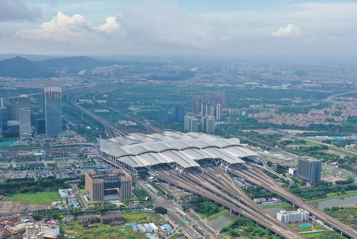 廣州南站（2024年6月23日攝，無人機照片）。從這里出發，乘坐廣深高鐵只需48分鐘，就能抵達香港市中心的西九龍站。新華社記者 劉大偉 攝