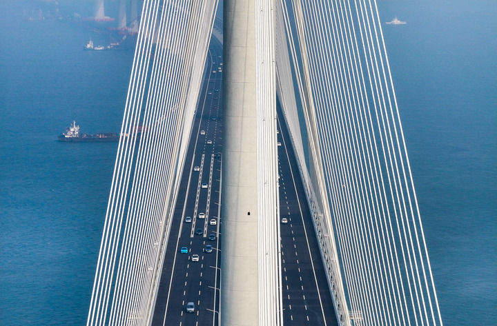 黃茅?？绾Ｍǖ勒酵ㄜ嚭?，車輛行駛在黃茅海大橋上（2024年12月11日攝，無人機照片）。新華社記者 劉大偉 攝