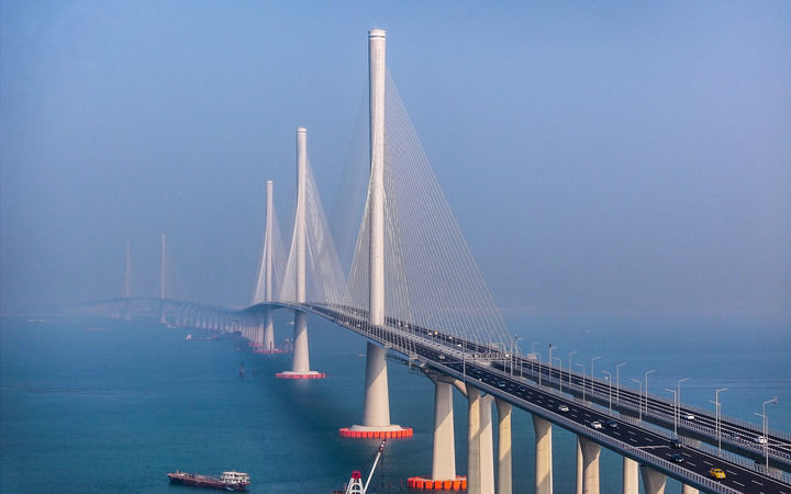 黃茅海跨海通道正式通車后，車輛行駛在黃茅海大橋上（2024年12月11日攝，無人機(jī)照片）。新華社記者 劉大偉 攝