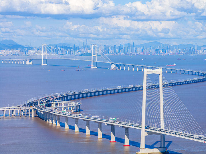 車輛行駛在深中通道上（2024年7月3日攝，無人機照片）。新華社記者 毛思倩 攝