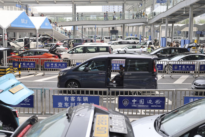 車輛在港珠澳大橋珠海公路口岸等待通關（2024年4月4日攝）。新華社發（王相國 攝)