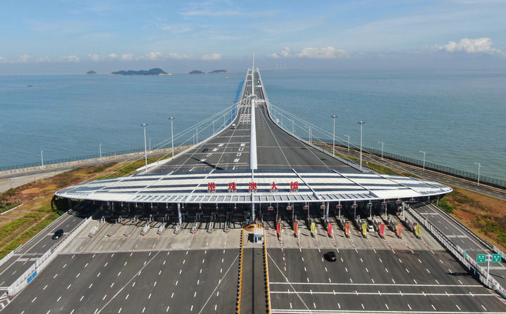 在珠海拍攝的港珠澳大橋入口（2023年12月15日攝，無人機照片）。新華社記者 鄧華 攝