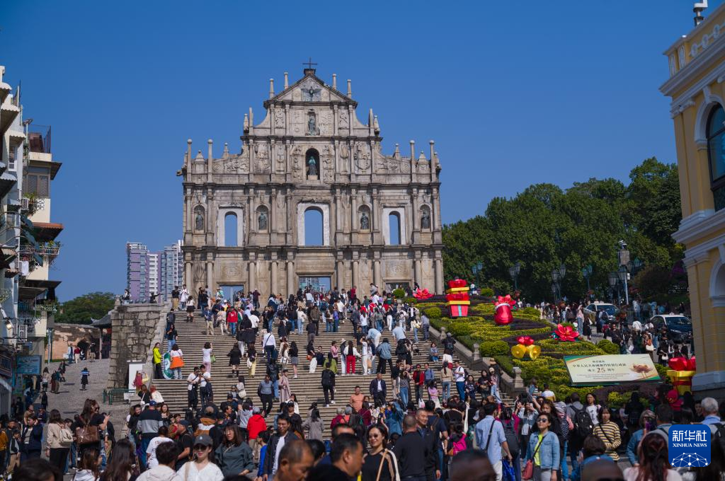 12月7日，人們在澳門大三巴牌坊游覽。新華社發（張金加 攝）