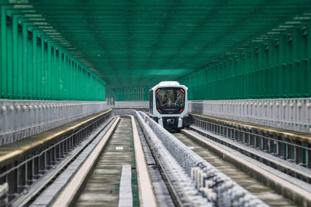 這是11月21日在澳門拍攝的行駛中的輕軌列車。新華社發 這是11月21日在澳門拍攝的行駛中的輕軌列車。新華社發