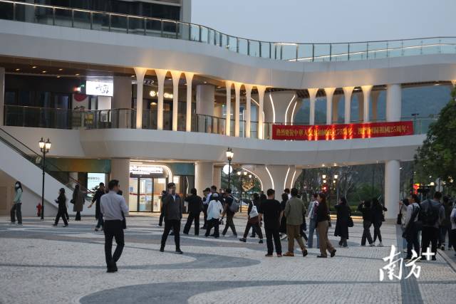  采訪團走進“澳門新街坊”。