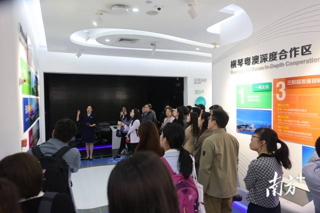 人們赴橫琴粵澳深度合作區(qū)展廳了解合作區(qū)建設情況。 人們赴橫琴粵澳深度合作區(qū)展廳了解合作區(qū)建設情況。
