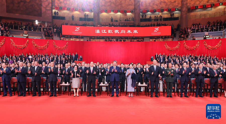 12月19日晚,慶祝澳門回歸祖國25周年文藝晚會在澳門東亞運動會體育館舉行。中共中央總書記、國家主席、中央軍委主席習近平觀看演出。晚會最后,習近平同全場觀眾一起高唱《歌唱祖國》。新華社記者 丁林 攝 12月19日晚,慶祝澳門回歸祖國25周年文藝晚會在澳門東亞運動會體育館舉行。中共中央總書記、國家主席、中央軍委主席習近平觀看演出。晚會最后,習近平同全場觀眾一起高唱《歌唱祖國》。新華社記者 丁林 攝