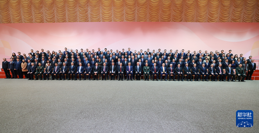 12月19日下午，國家主席習近平在澳門會見中央駐澳機構和主要中資機構負責人。