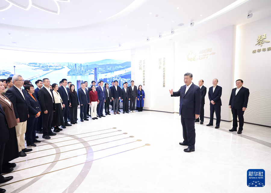 12月19日上午,中共中央總書記、國家主席、中央軍委主席習(xí)近平在澳門特別行政區(qū)行政長官賀一誠陪同下,來到橫琴粵澳深度合作區(qū)考察。這是習(xí)近平在橫琴天沐琴臺展示廳考察時,同參與橫琴粵澳深度合作區(qū)規(guī)劃、建設(shè)、管理、服務(wù)等各方面代表親切交流。新華社記者 鞠鵬 攝 12月19日上午,中共中央總書記、國家主席、中央軍委主席習(xí)近平在澳門特別行政區(qū)行政長官賀一誠陪同下,來到橫琴粵澳深度合作區(qū)考察。這是習(xí)近平在橫琴天沐琴臺展示廳考察時,同參與橫琴粵澳深度合作區(qū)規(guī)劃、建設(shè)、管理、服務(wù)等各方面代表親切交流。新華社記者 鞠鵬 攝