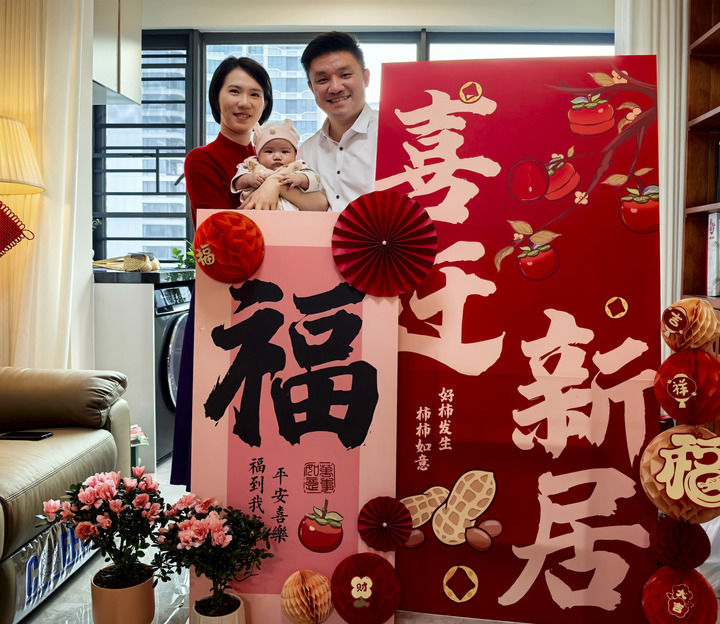 澳門創業青年黃滋才（右）和家人在“澳門新街坊”的家里合影（2024年12月6日攝）。新華社發