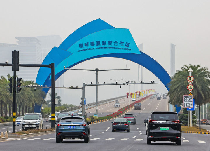 位于橫琴大橋北端的橫琴粵澳深度合作區標志（2024年2月29日攝）。新華社記者 劉大偉 攝