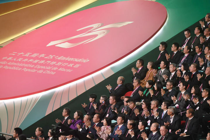 2024年12月20日，慶祝澳門回歸祖國25周年大會暨澳門特別行政區第六屆政府就職典禮在澳門東亞運動會體育館隆重舉行。這是嘉賓熱烈鼓掌。新華社記者 陳鐸 攝
