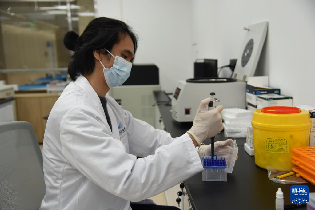 澳門醫生繆永銳在進行實驗操作（12月17日攝）。新華社記者 洪澤華 攝