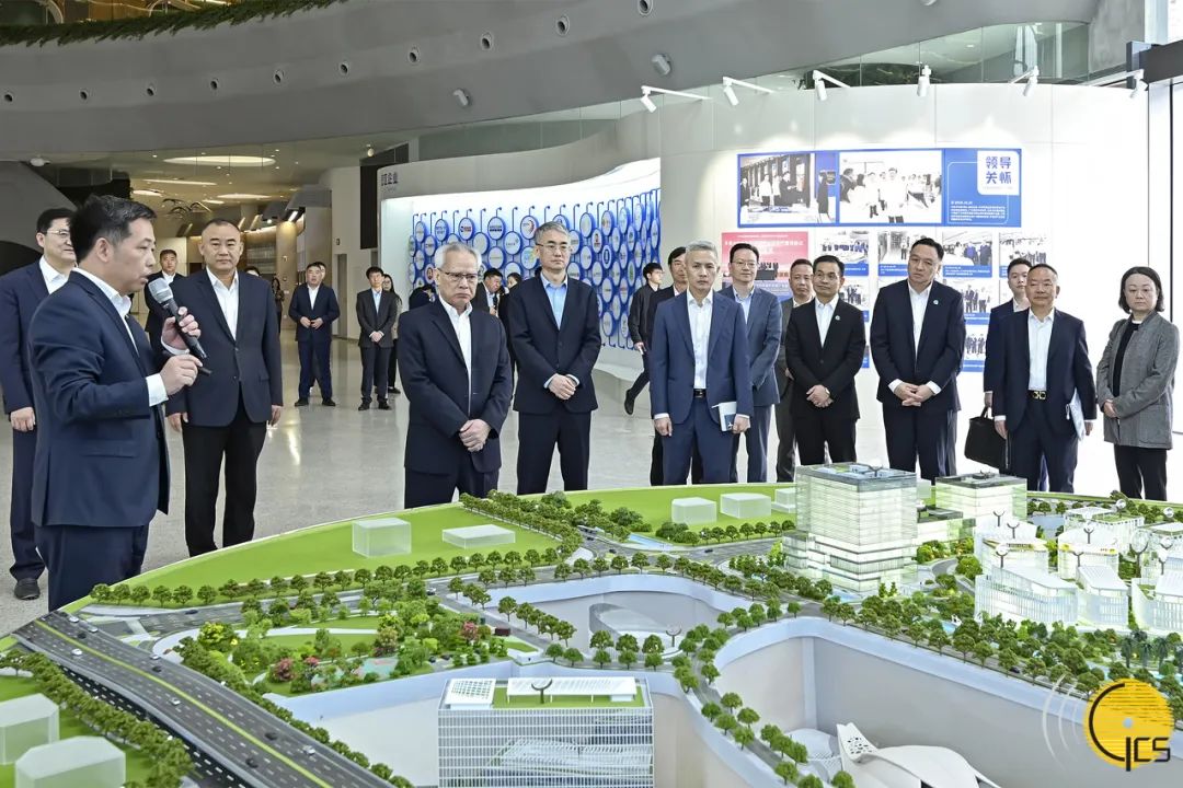 ▲岑浩輝在粵澳合作中醫藥科技產業園考察中醫藥科技創意博物館展示中心 ▲岑浩輝在粵澳合作中醫藥科技產業園考察中醫藥科技創意博物館展示中心