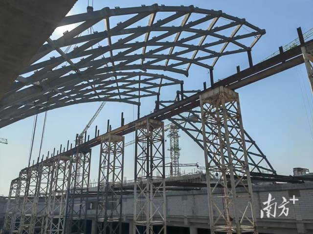 廣州白云機(jī)場(chǎng)三期擴(kuò)建工程交通中心綜合體項(xiàng)目采光頂鋼結(jié)構(gòu)全面封頂 廣州白云機(jī)場(chǎng)三期擴(kuò)建工程交通中心綜合體項(xiàng)目采光頂鋼結(jié)構(gòu)全面封頂