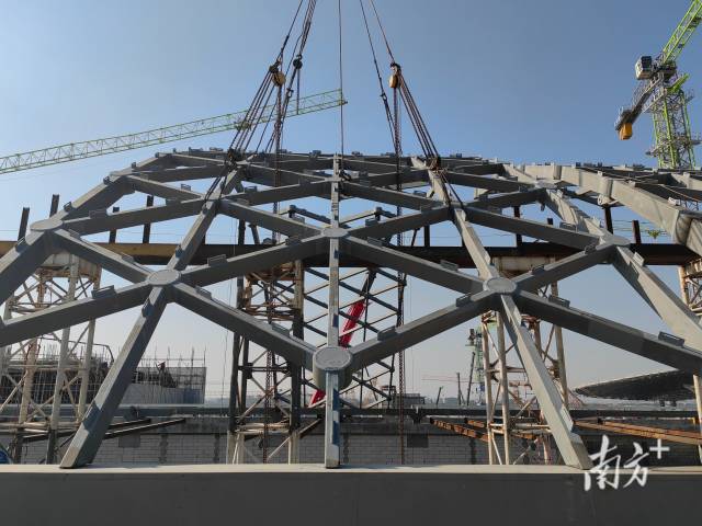 廣州白云機(jī)場(chǎng)三期擴(kuò)建工程交通中心綜合體項(xiàng)目采光頂鋼結(jié)構(gòu)全面封頂 廣州白云機(jī)場(chǎng)三期擴(kuò)建工程交通中心綜合體項(xiàng)目采光頂鋼結(jié)構(gòu)全面封頂
