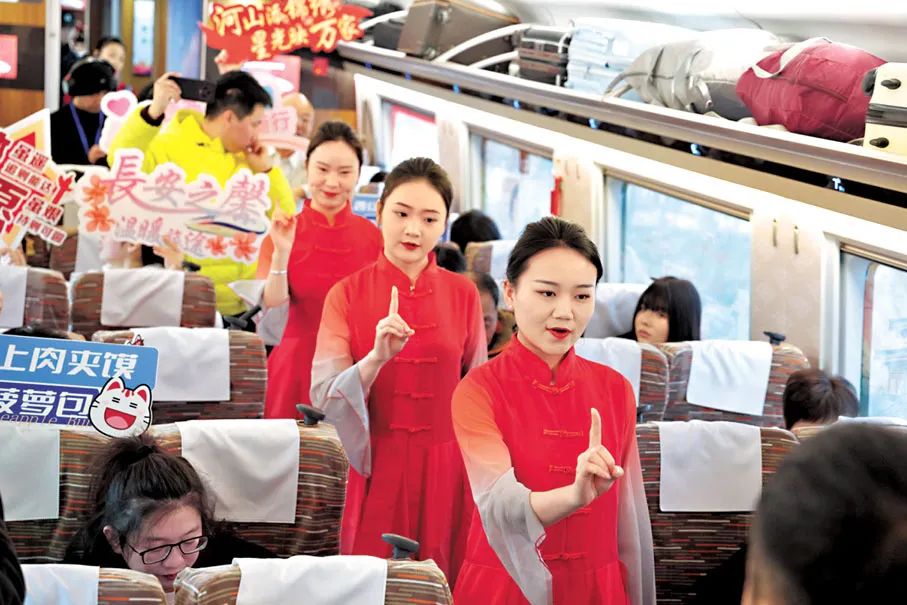 5日,隨著新列車運行圖的實行,以“龍鳳呈祥”主題為外觀涂色的G828次列車從西安北站駛向香港西九龍站方向。 5日,隨著新列車運行圖的實行,以“龍鳳呈祥”主題為外觀涂色的G828次列車從西安北站駛向香港西九龍站方向。