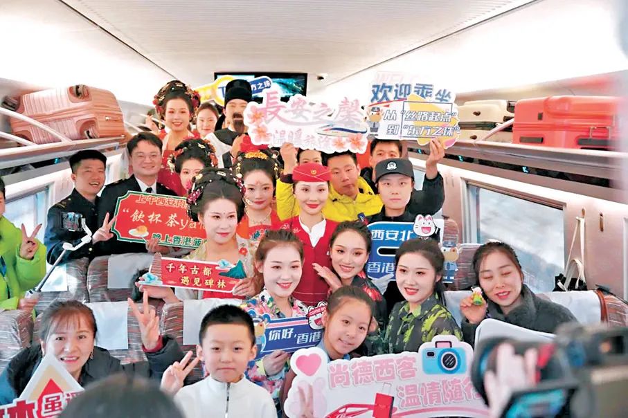 5日,隨著新列車運行圖的實行,以“龍鳳呈祥”主題為外觀涂色的G828次列車從西安北站駛向香港西九龍站方向。 5日,隨著新列車運行圖的實行,以“龍鳳呈祥”主題為外觀涂色的G828次列車從西安北站駛向香港西九龍站方向。