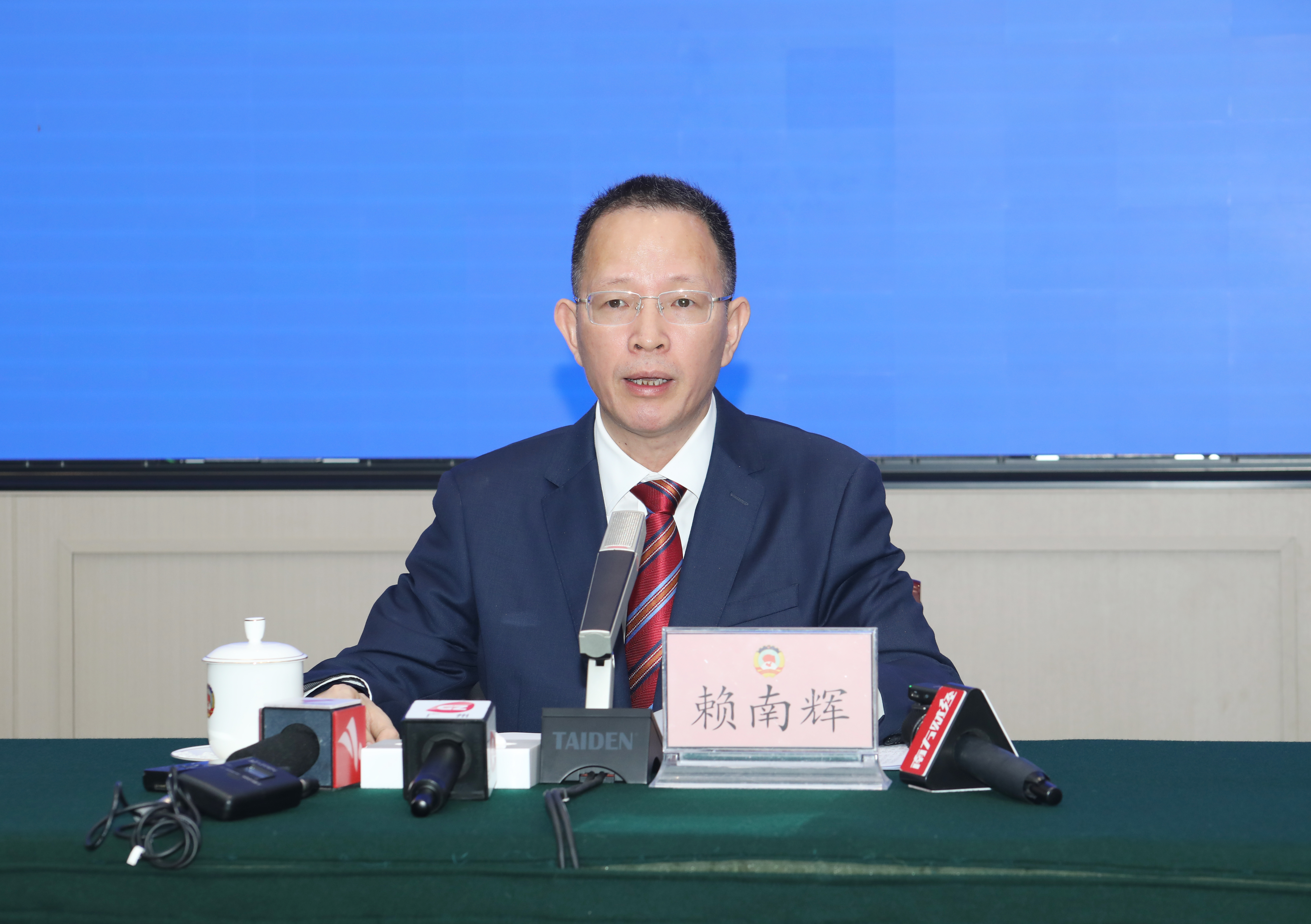 大會籌備處副主任、省政協副秘書長賴南輝介紹大會有關安排和2024年省政協履職情況。梁志鍇/攝