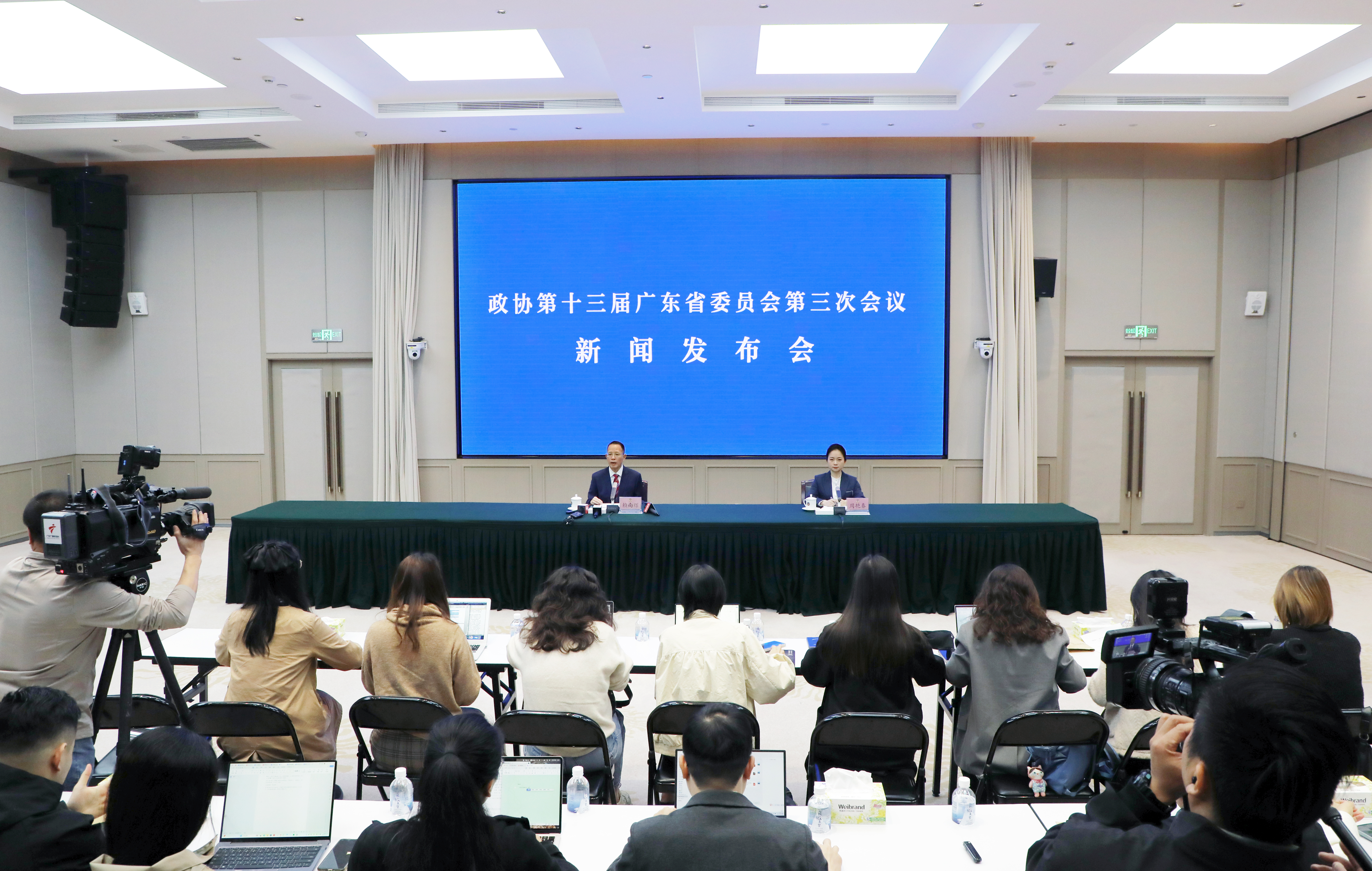 省政協十三屆三次會議新聞發布會現場。梁志鍇/攝