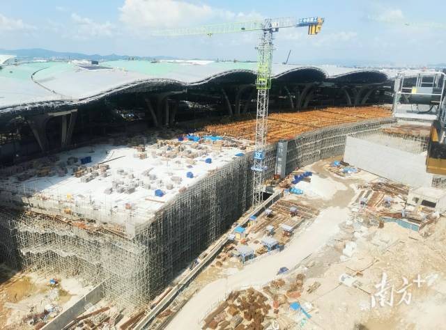 白云機(jī)場(chǎng)三期擴(kuò)建工程交通中心及停車樓主體結(jié)構(gòu)順利封頂