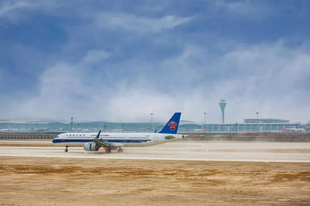飛機平穩降落在白云機場第四跑道上。圖源白云機場 飛機平穩降落在白云機場第四跑道上。圖源白云機場