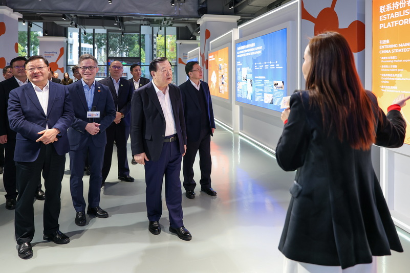 夏寶龍走訪香港科學(xué)園深圳分園