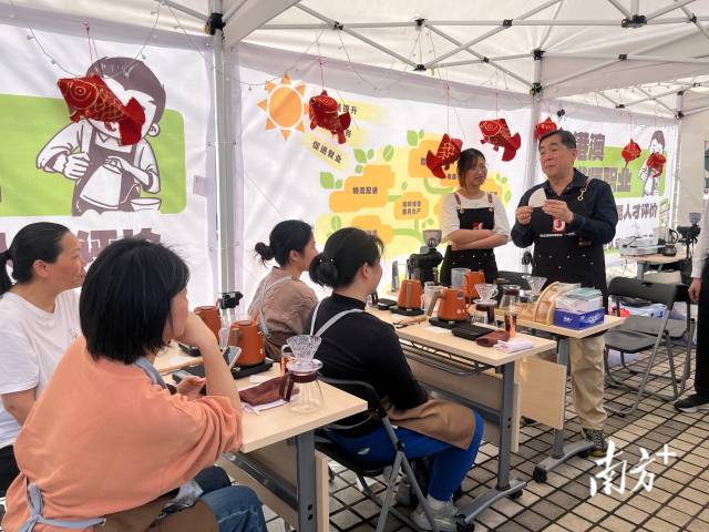 活動(dòng)現(xiàn)場設(shè)置“即學(xué)職會(huì) 秒懂咖啡”展位。