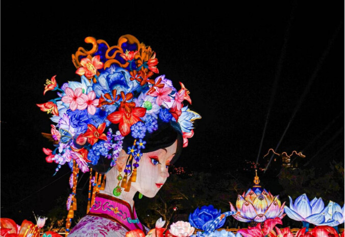 2025年粵港澳大灣區(qū)燈會上的《簪花女神》燈景。