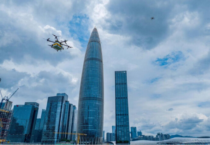 無人機(jī)在深圳的樓宇間穿梭，配送外賣。