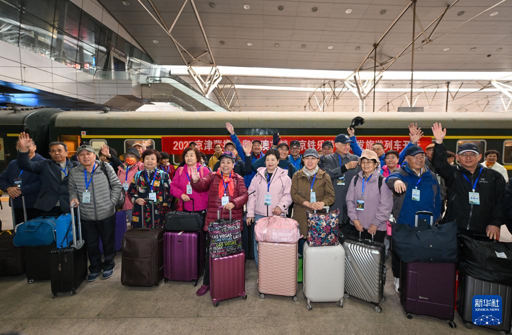 3月15日，銀發(fā)族游客在天津站準(zhǔn)備搭乘銀發(fā)旅游列車(chē)出發(fā)。新華社記者 孫凡越 攝