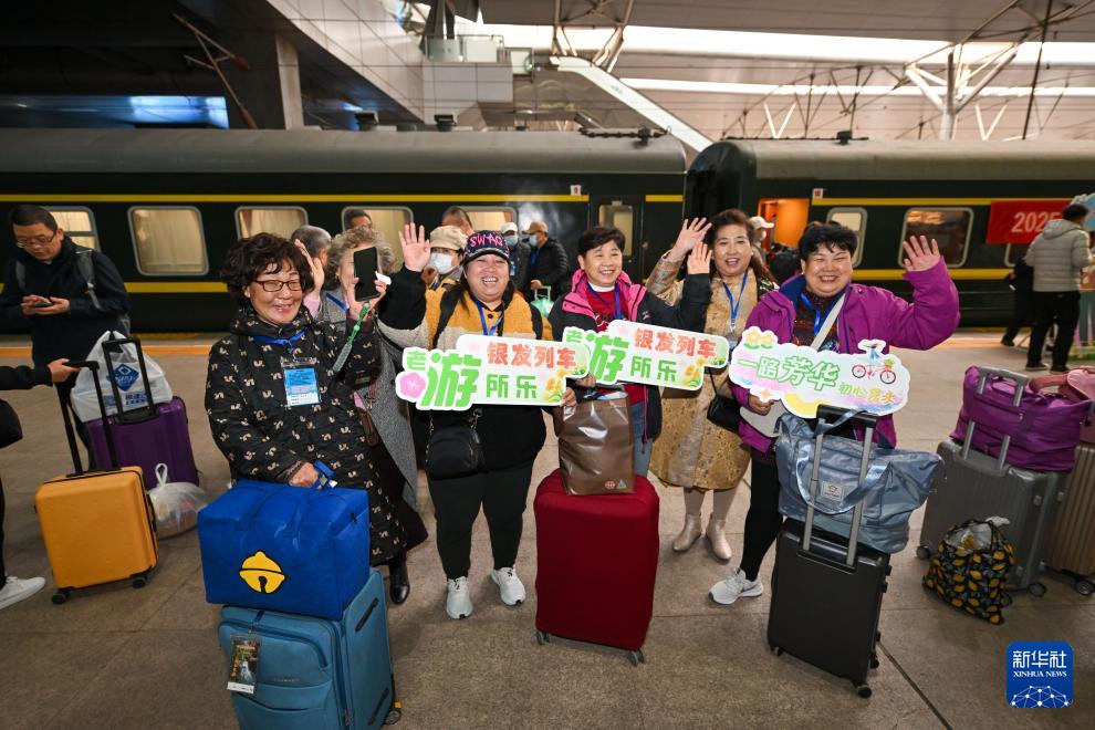  3月15日，銀發(fā)族游客在天津站準(zhǔn)備搭乘銀發(fā)旅游列車(chē)出發(fā)。新華社記者 孫凡越 攝