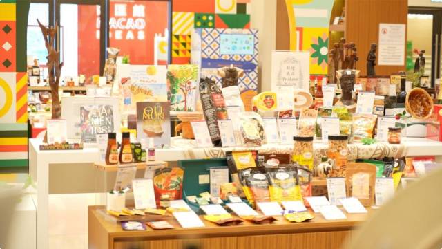 中國與葡語國家商貿服務合作綜合大樓內設有葡語國家產品展示中心。 中國與葡語國家商貿服務合作綜合大樓內設有葡語國家產品展示中心。