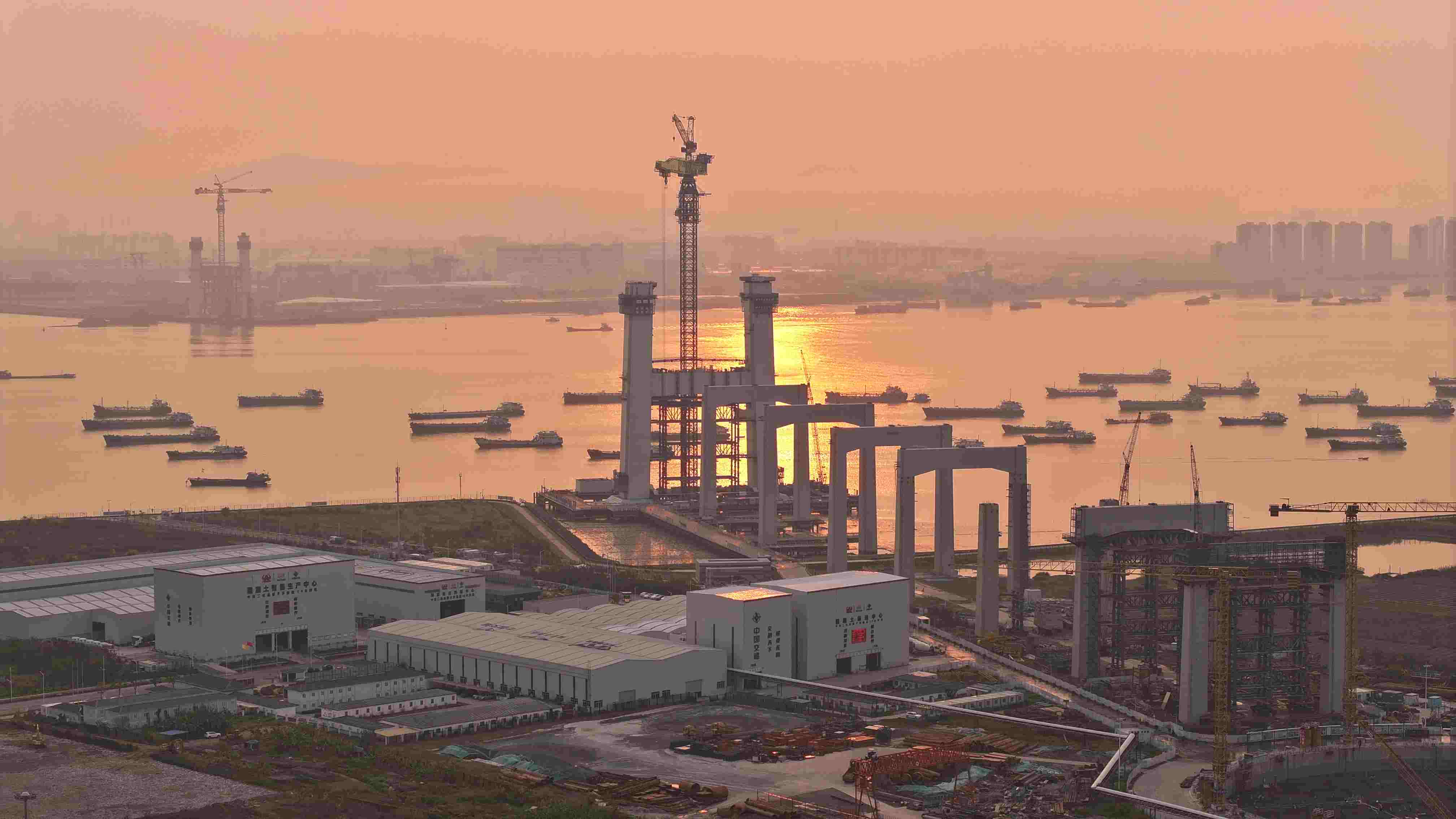 4月2日凌晨5時，獅子洋大橋索塔建設(shè)高度突破100米。攝影：張政