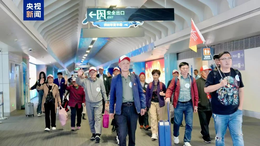 “經珠港飛”首航團 “經珠港飛”首航團