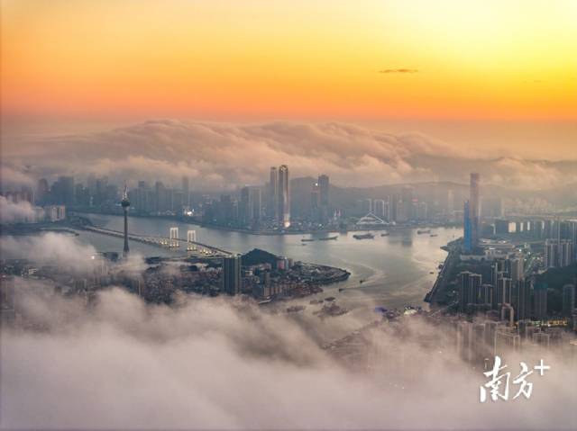 日落時分，俯瞰云海下的澳門與橫琴金融島。南方+拍客 陳爍明 攝