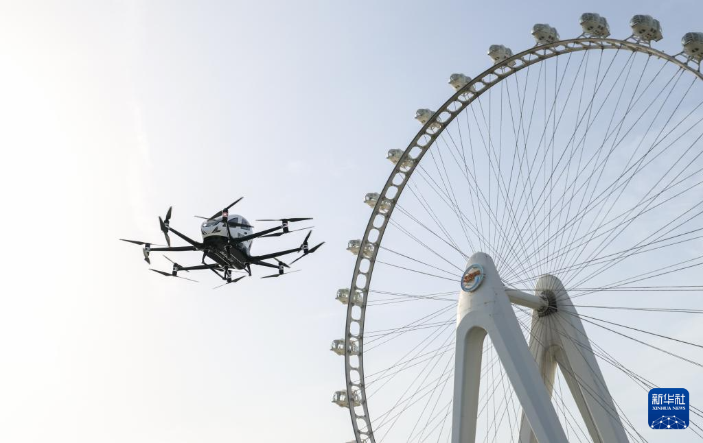 在深圳市寶安區(qū)城市空中交通運營示范中心，億航eVTOL航空器進行展示飛行（4月16日攝）。