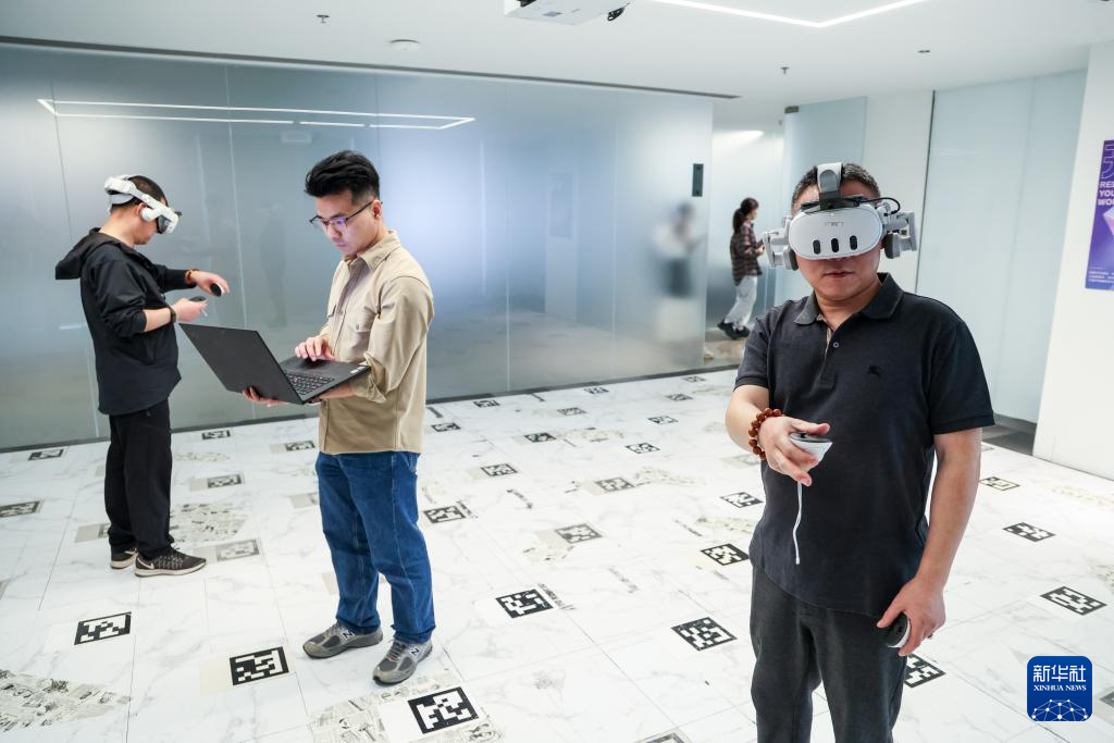 在位于深圳市南山區(qū)的元象科技實驗室，研發(fā)人員進行VR設(shè)備測試（3月4日攝）。